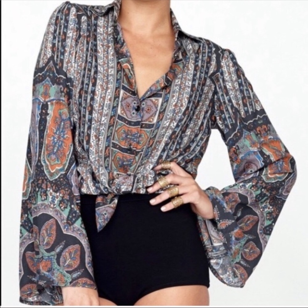 Novella royale bell sleeved button up